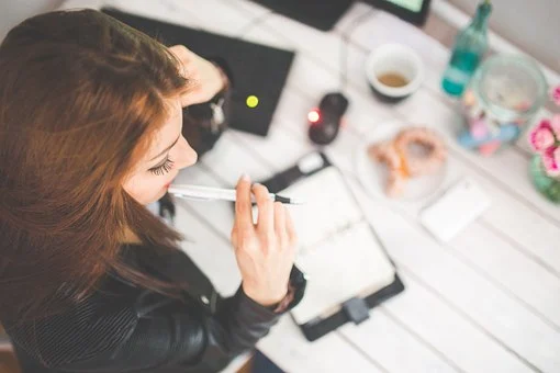 Een vrouw die een motivatiebrief schrijft